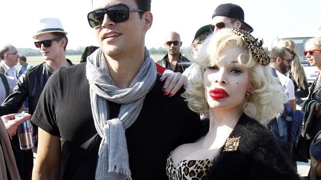 Amanda Lepore a Cheyenne Jackson na charitativní akci Life Ball (2011)