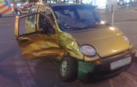 Nehoda sanitky a osobnho auta ve Vodikov ulici. (30. kvtna 2011)