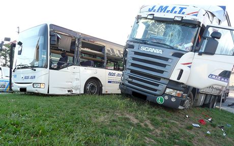 Na Znojemsku se v úterý ráno srazil kamion s autobusem, sedm lidí skonilo v nemocnici.