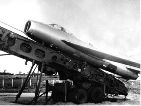 SM-30 (Verze MiGu-19) pipraven na nvsu ke vzletu metodou ZLL.