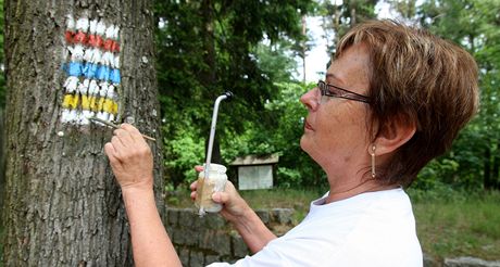 Zatímco loni dal Plzeský kraj na obnovu znaek 300 tisíc korun, letos musí turisté vystait se sto tisíci. (Ilustraní snímek)