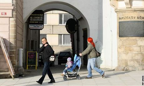 Pohled na panelový dm v centru Havlíkova Brodu, který pjde jako první v esku k zemi. Ilustraní snímek