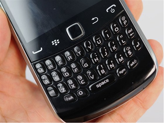 Pomocí telefon BlackBerry se údajn domlouvají londýntí rabiáti