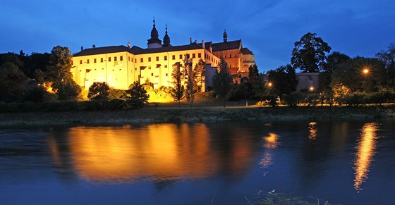 Řeka Jihlava protékající noční Třebíčí - v pozadí nasvícená bazilika sv....
