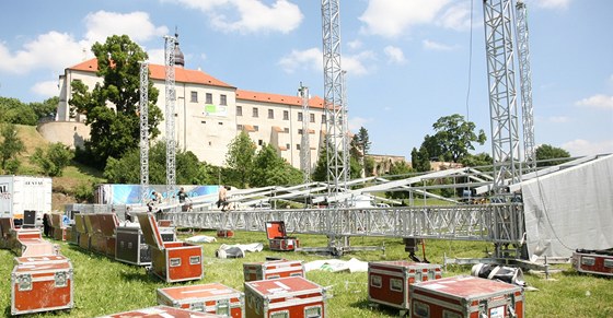 Stavba scény pro venkovní nastudování opery Nabucco v Tebíci. 