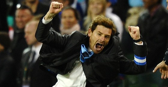 Trenér s gesty rockové hvzdy. Takhle se André Villas-Boas radoval, kdy jeho Porto vyhrálo 19. kvtna Evropskou ligu.