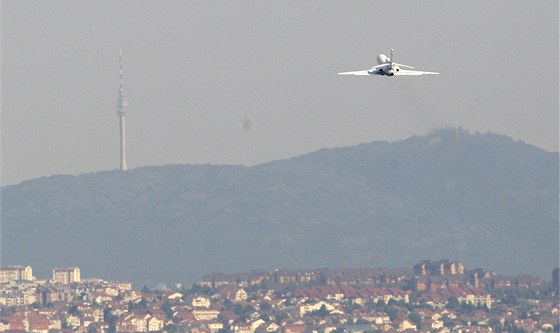 Letadlo s Ratko Mladiem odlétá z Blehradu do Rotterdamu, odkud poputuje bývalý bosenskosrbský generál do Haagu. (31. kvtna 2011)