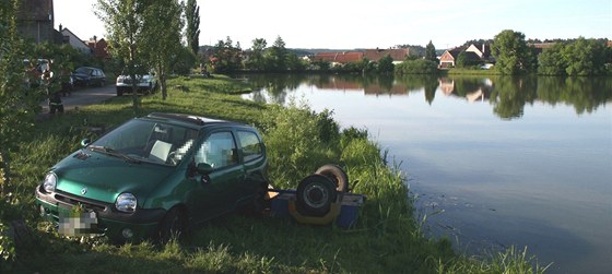 Nehoda renaultu u Kuní (30. kvtna 2011)