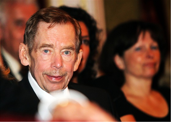 Václav Havel na premiée hry Cyrano!! Cyrano!! Cyrano!! v praském Divadle na Vinohradech, v ní se pedstavila jeho manelka Dagmar (31. kvtna 2011)