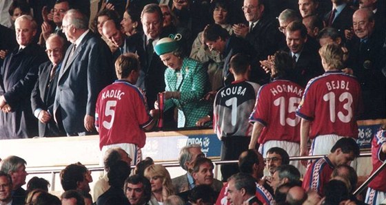 Fotbalové mistrovství Evropy 1996: Miroslav Kadlec pebírá 30. ervna stíbrnou medaili od anglické královny Albty II.