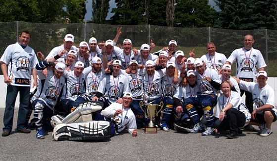 Hokejbalisté týmu HBC Alpiq Kladno slaví zisk titulu. 
