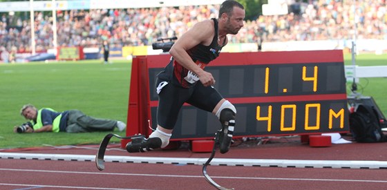 Jihoafrický handicapovaný bec Oscar Pistorius v bhu na 400 metr.