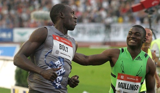 Usain Bolt (vlevo) pijímá gratulaci od krajana Mullingse.