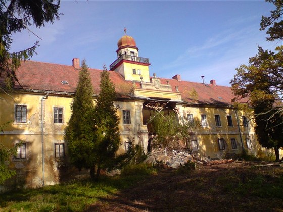 Polorozpadlý zámek Štědrá je na prodej.