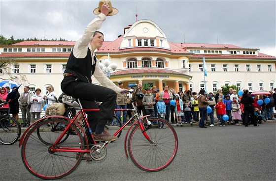 Spanilá jízda cyklistů při zahájení lázeňské sezony v Jáchymově.