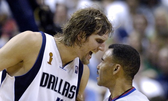 Dirk Nowitzki z Dallasu Mavericks nesouhlasí pi finále NBA 2006 s verdiktem rozhodího. 