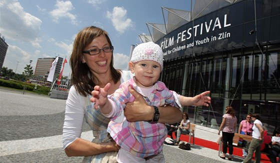Eva Bosáková s dcerou Eleonorou před Kongresovým centrem ve Zlíně - srdcem festivalového dění.