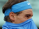 Rafael Nadal si pevléká triko v osmifinále Roland Garros