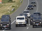 Blehradskou dálnicí míí k letiti kolona s Ratkem Mladiem. Ten by ml být v bílém voze uprosted (31. kvtna 2011)