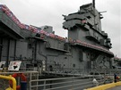 Za zábradlím v levém dolní rohu fotografie je umístn výtah íslo 3, jím se na USS Lexington vytahovala letadla z hangáru na vzletovou palubu.