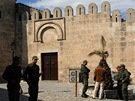 Sousse, hlídkující vojáci u hradeb Mediny