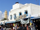 Sousse, Medina s krámky, v pozadí minaret slouící jako maják