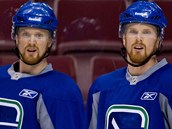 SEDIN a SEDIN. Brati Henrik (vlevo) a Daniel na trninku Vancouveru