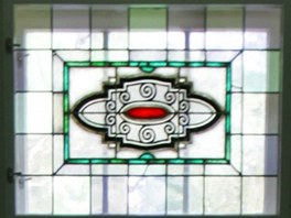 Schodit s vitrovm oknem v zrekonstruovan Becherov vile