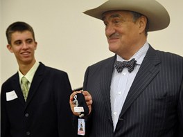 Ministr zahrani Karel Schwarzenberg pzuje 29. kvtna v Houstonu s figurkou Krteka. Vlevo je Ari, syn astronauta Andrewa Feustela.