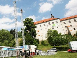 Stavba scny pro venkovn nastudovn opery Nabucco v Tebci. 