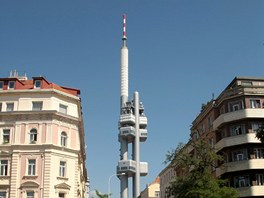 Žižkovská televizní věž je vysoká 216 metrů.