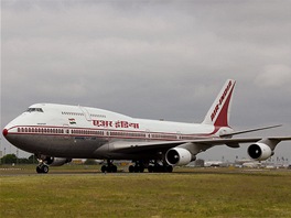 Pro ob letouny jako je Boeing 747 Jumbo Jet nemus bt nejvtm omezenm dlka drhy, ale schopnost letit odbavit najednou velk poet cestujcch