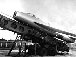 SM-30 (Verze MiGu-19) pipraven na nvsu ke vzletu metodou ZLL.