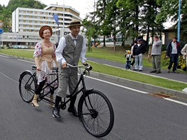 Spanilá jízda cyklistů při zahájení lázeňské sezony v Jáchymově. 