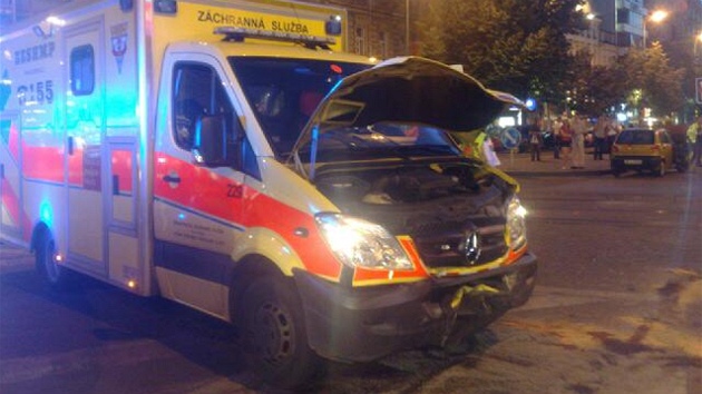 Nehoda sanitky a osobního auta ve Vodikov ulici. (30. kvtna 2011)