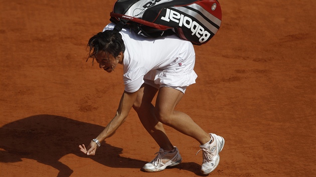 ANTUKA NA PAMÁTKU. Italská tenistka Francesca Schiavoneová si bere po vítzném tvrtfinále hrst antuky na památku.