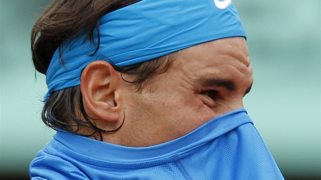 Rafael Nadal si pevléká triko v osmifinále Roland Garros