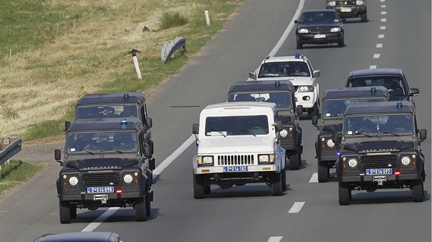Blehradskou dálnicí míí k letiti kolona s Ratkem Mladiem. Ten by ml být v bílém voze uprosted (31. kvtna 2011)
