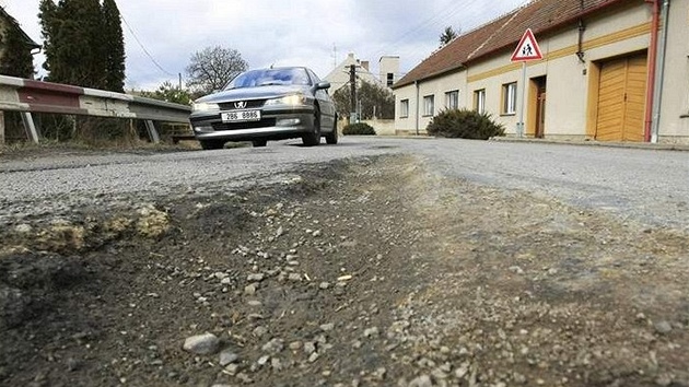 Díry na objí�dce Bu�ovic vadí starost�m dot�ených obcí. Po kraji po�adují opravu silnice