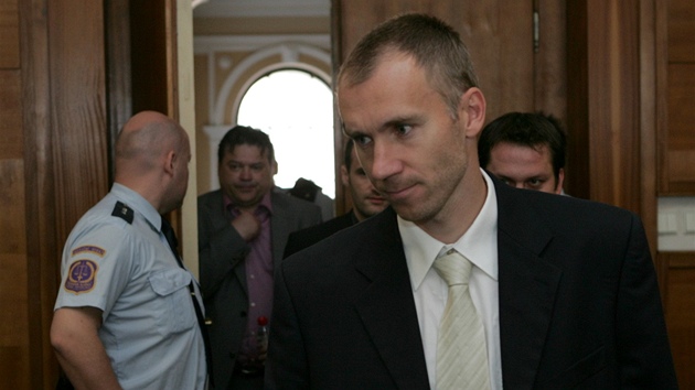 Branká� Petr Drobisz u olomouckého soudu, který projednává p�ípad údajné korupce.
