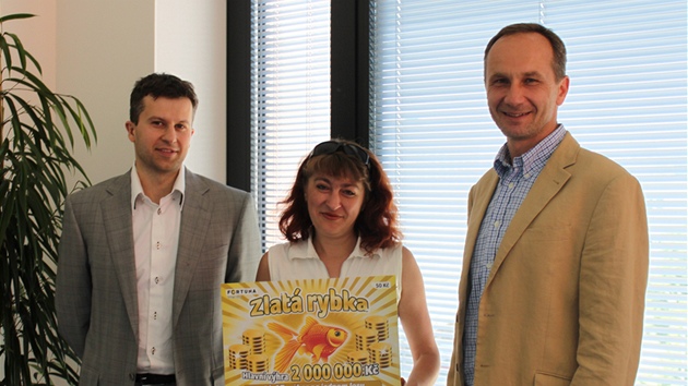 P�edání výhry 100 tisíc korun. Zleva: Jozef Janov, výherkyn� Halina, Martin Illner.