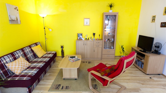 Noviny, televizní program a ovladae, to najdete na konferenním stolku nejastji.