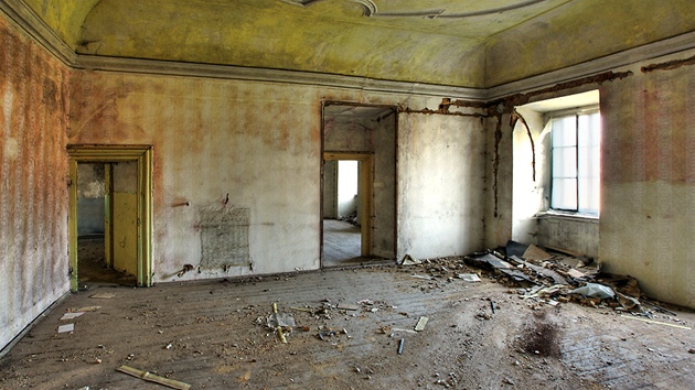 Zničené interiéry zámku ve Štědré na Karlovarsku.