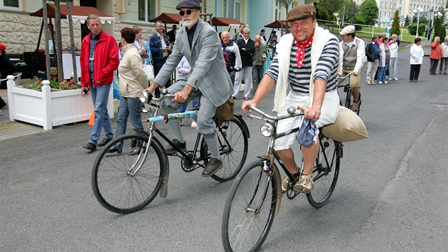 Spanilá jízda cyklistů při zahájení lázeňské sezony v Jáchymově.