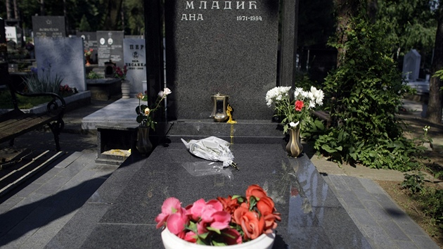 Hrob Any Mladiové na Topiderském hbitov v Blehradu. Bílý pugét s ervenou rí sem poloil Ratko Mladi
