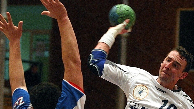 Vojt�ch �ik z Plzn� st�ílí p�es t�ebo�ského Matrina Mo�ovského.