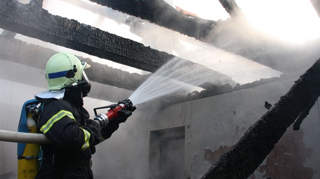 Rozsáhlý požár novostavby rodinného domu v Halenkovicích. (29. května 2011)