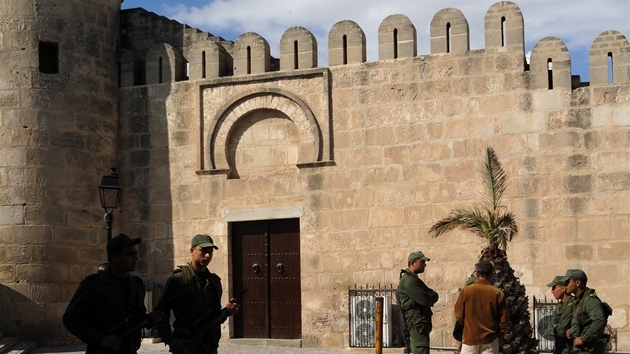Sousse, hlídkující vojáci u hradeb Mediny