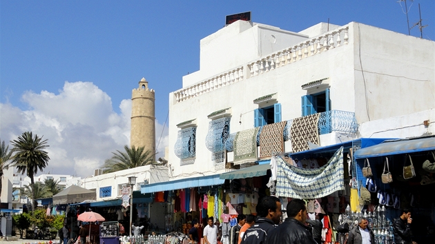 Sousse, Medina s krámky, v pozadí minaret slouící jako maják
