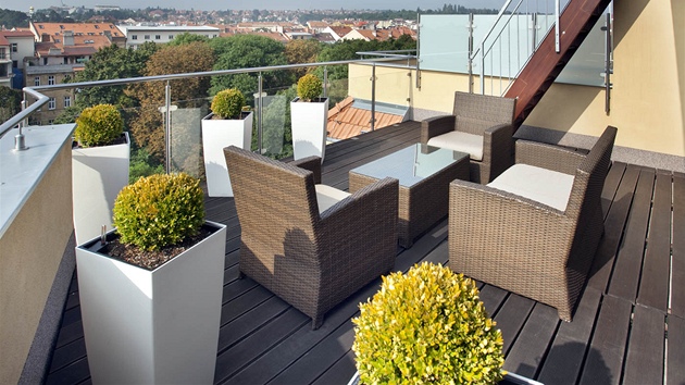 Men�í terasa je spojená s obývacím pokojem. Na podlaze je exotické d�evo Bangkirai.